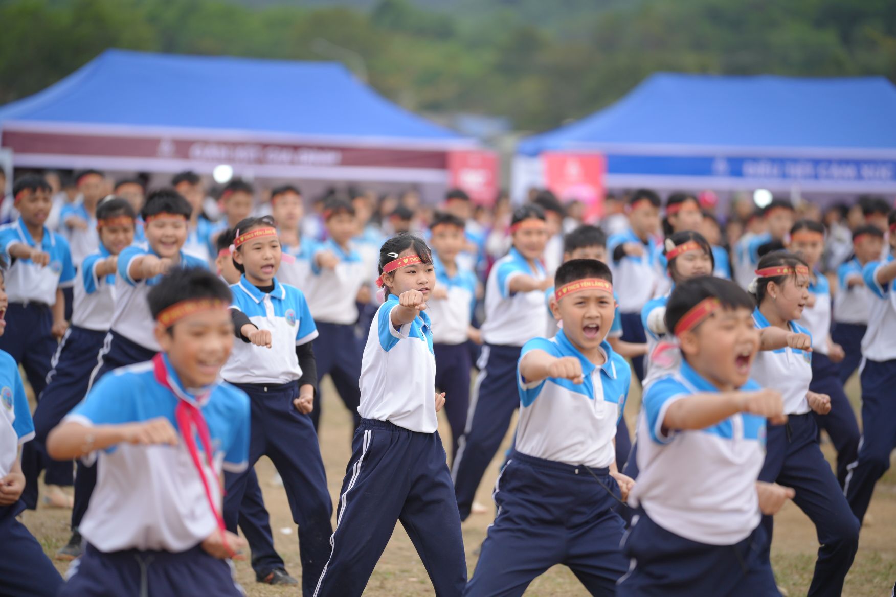 Học sinh đang xem điện thoại